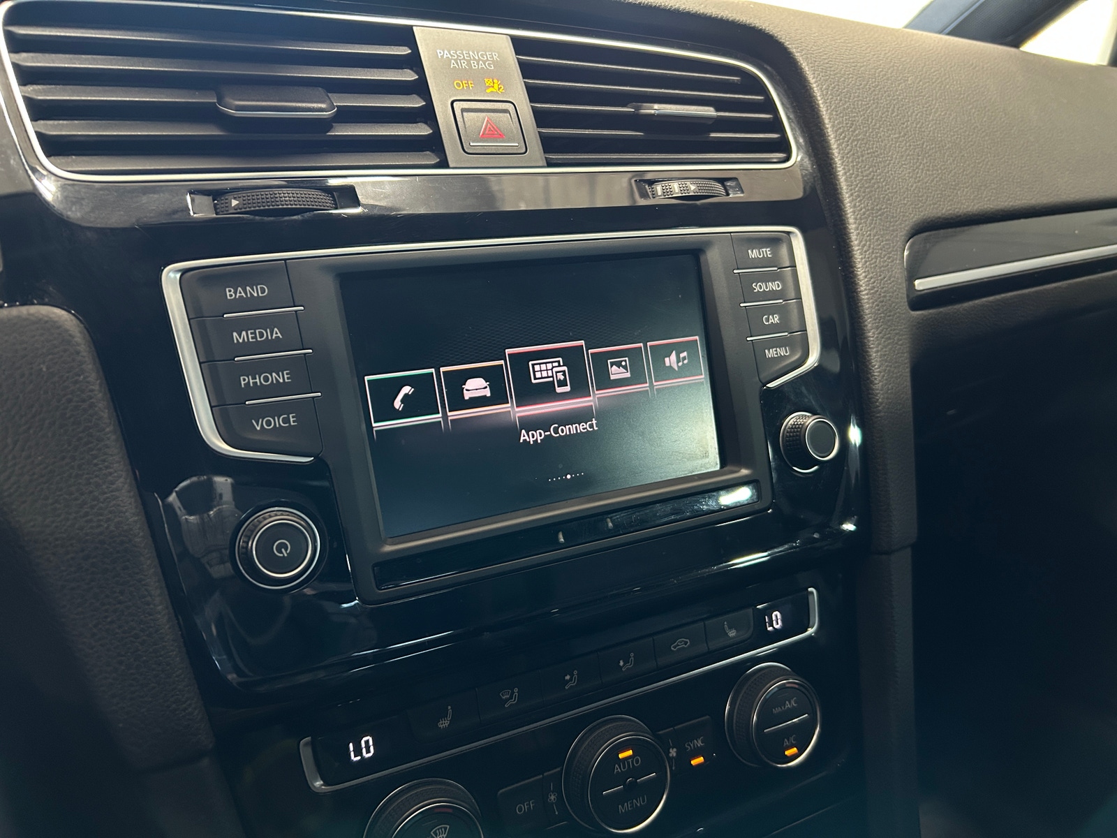 Thumbnail: 2016 Volkswagen Golf - 3