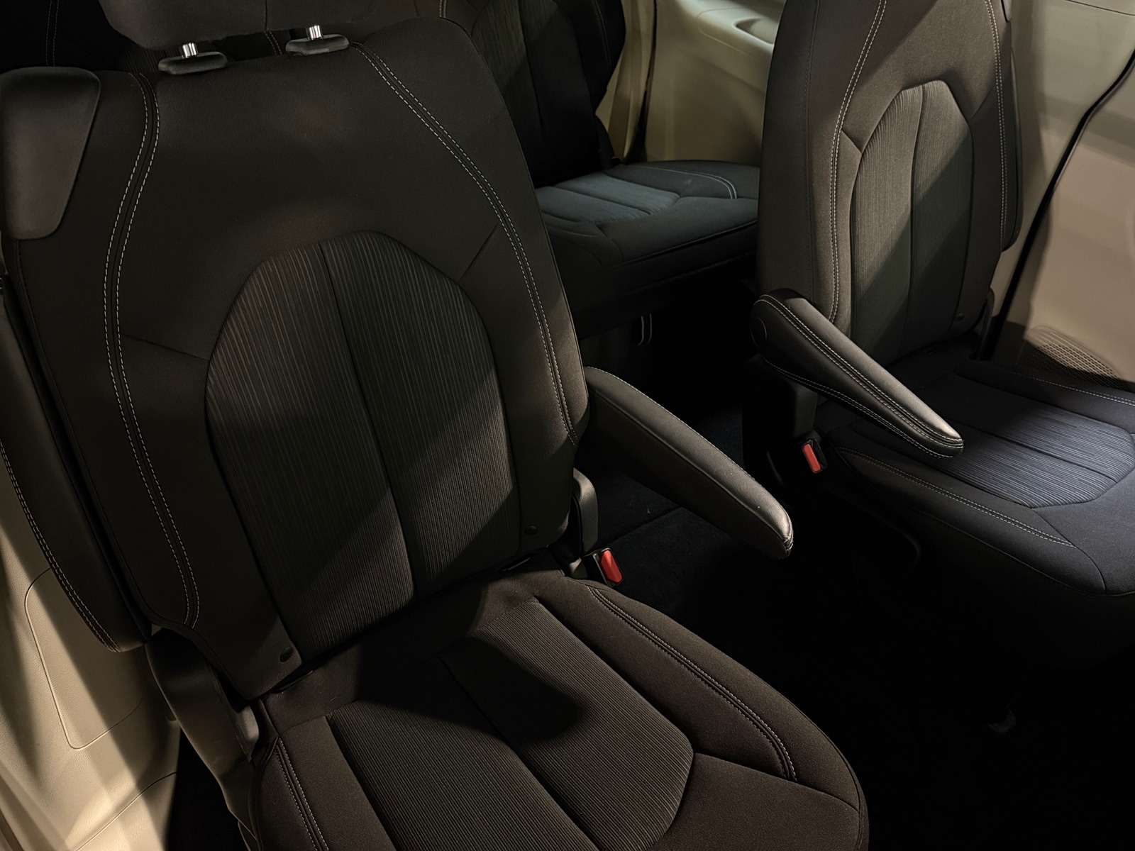 Thumbnail: 2022 Chrysler Voyager - 6