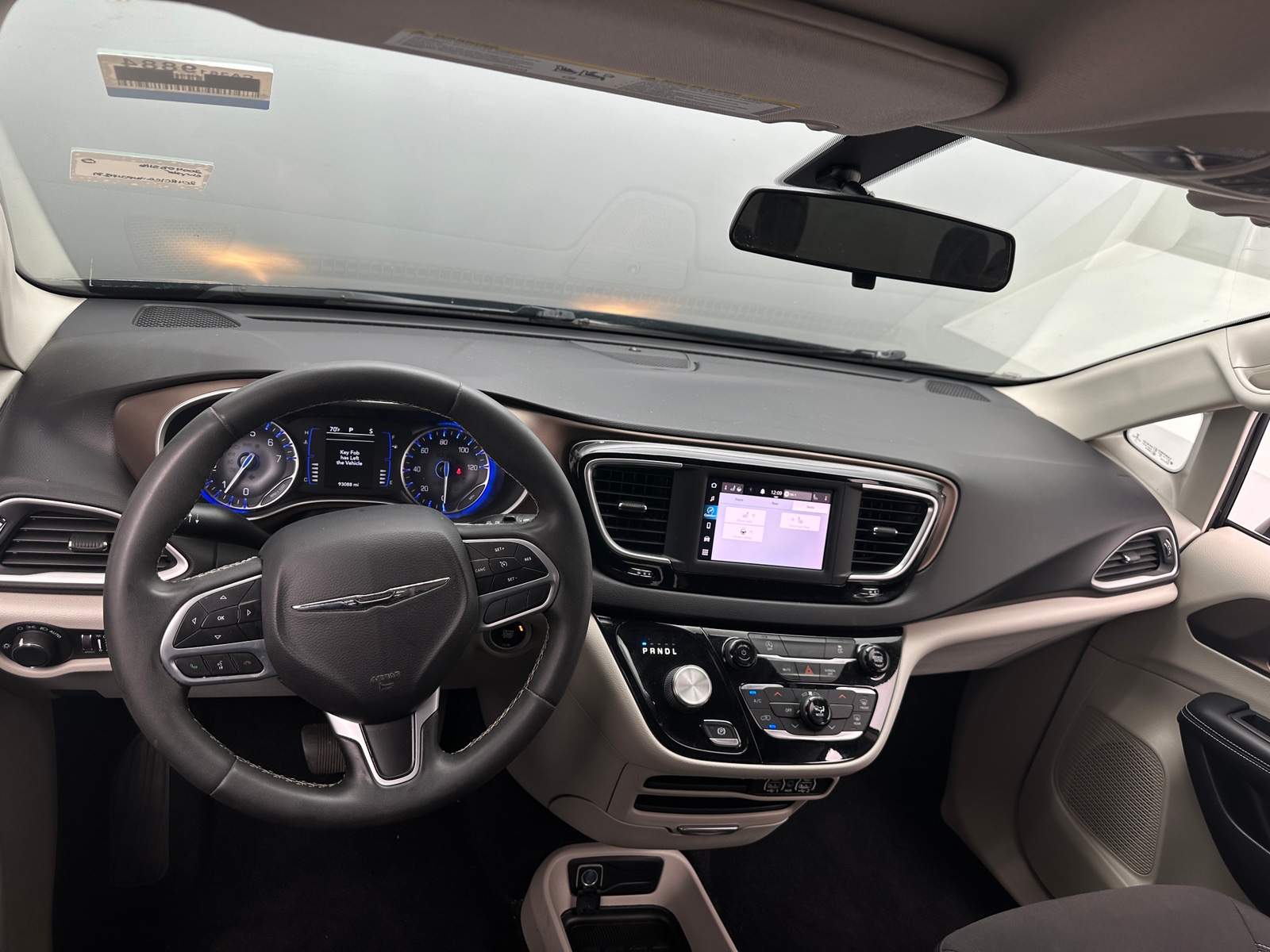 Thumbnail: 2022 Chrysler Voyager - 3
