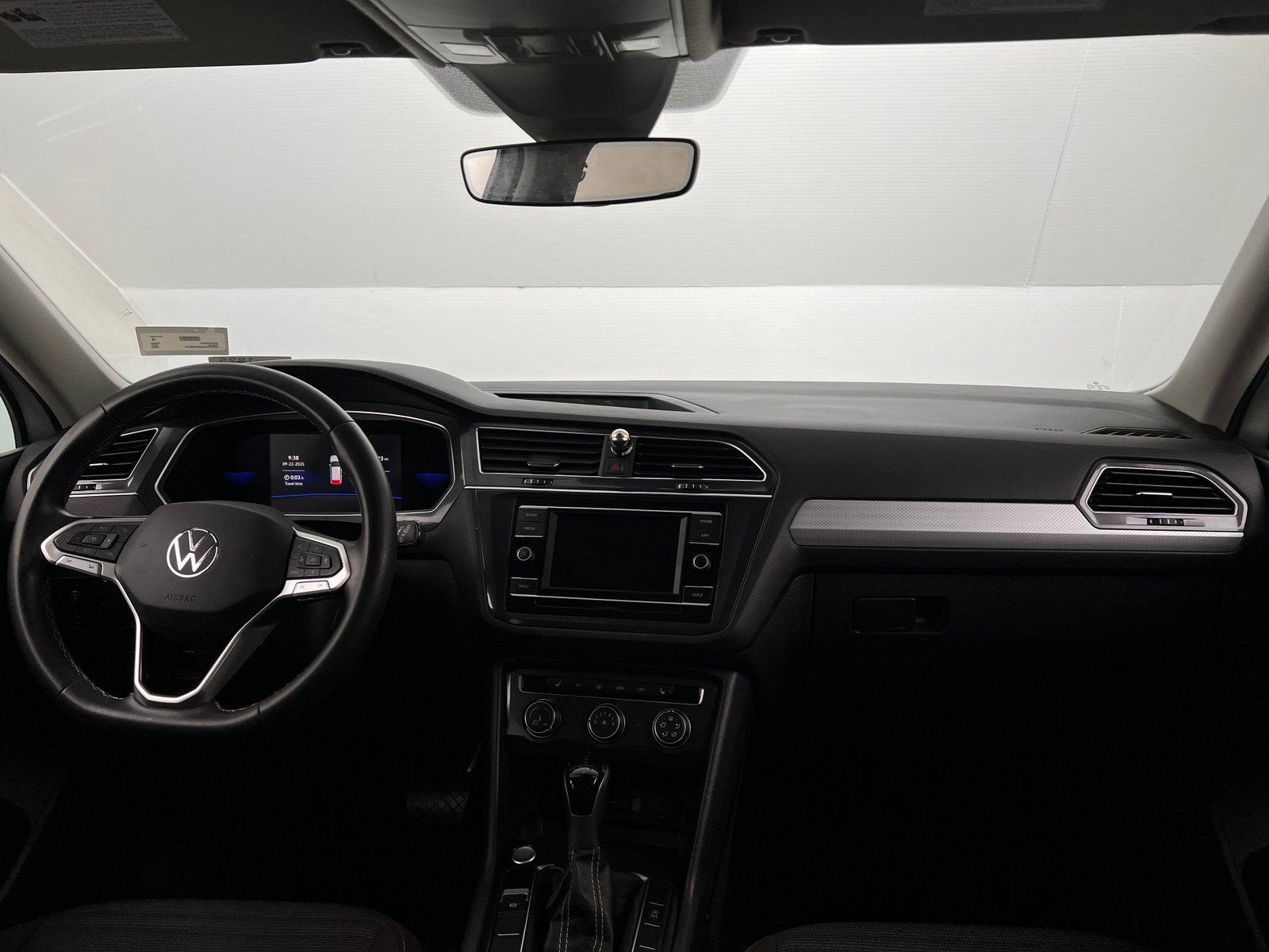 Thumbnail: 2022 Volkswagen Tiguan - 3