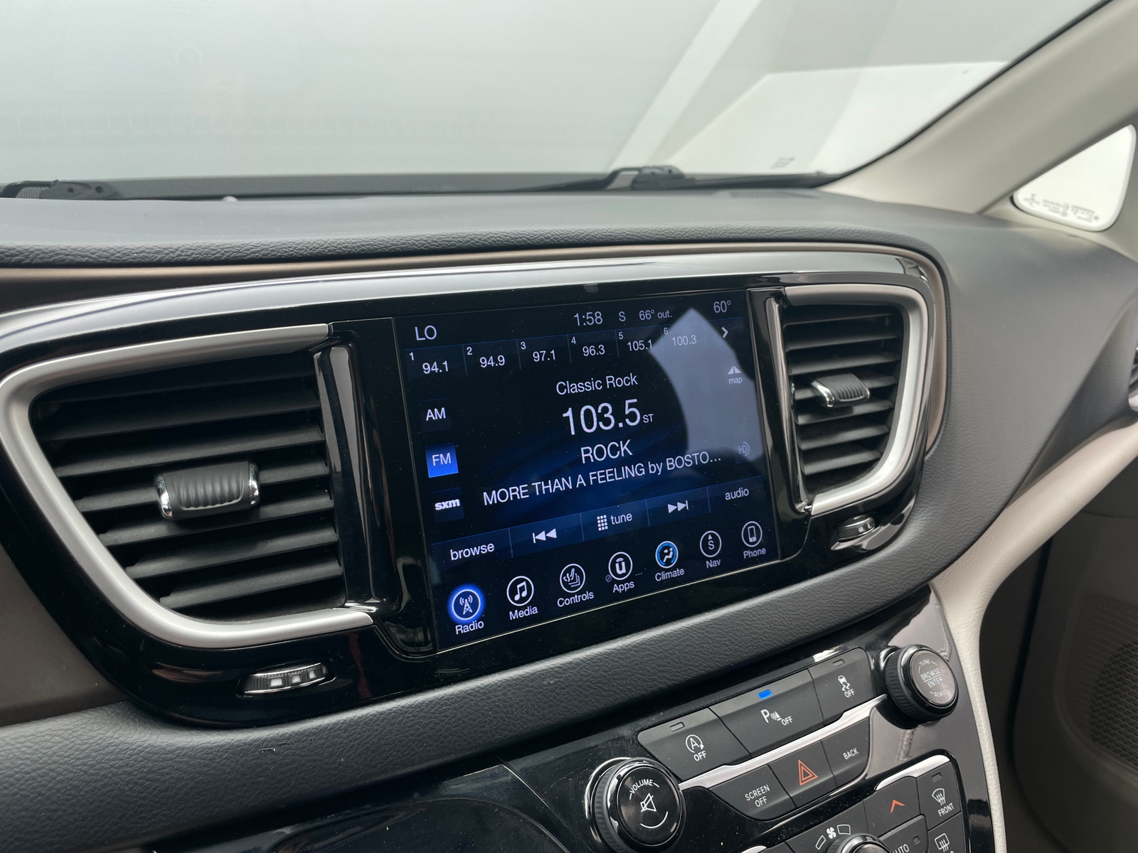 Thumbnail: 2017 Chrysler Pacifica - 3