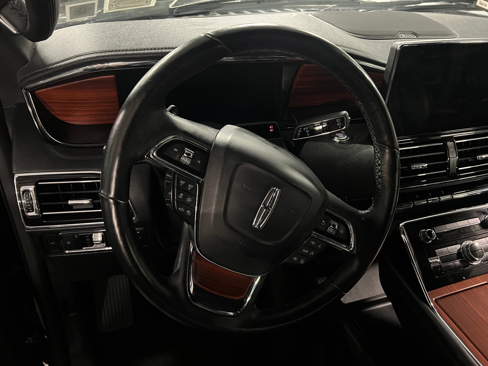 Thumbnail: 2024 Lincoln Navigator L - 4