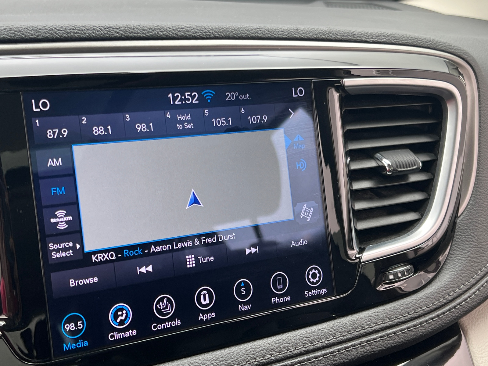 Thumbnail: 2018 Chrysler Pacifica - 3