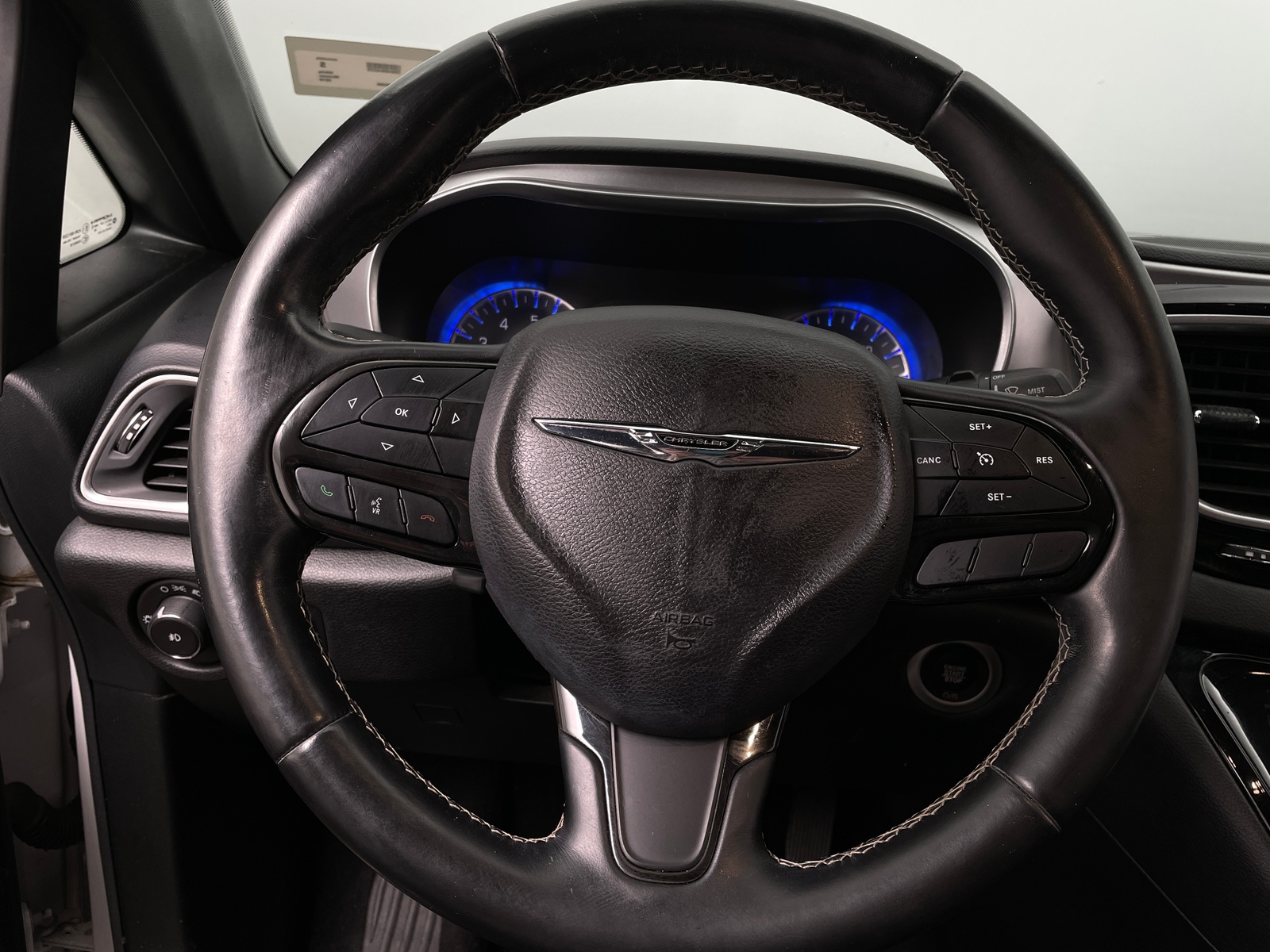Thumbnail: 2018 Chrysler Pacifica - 4