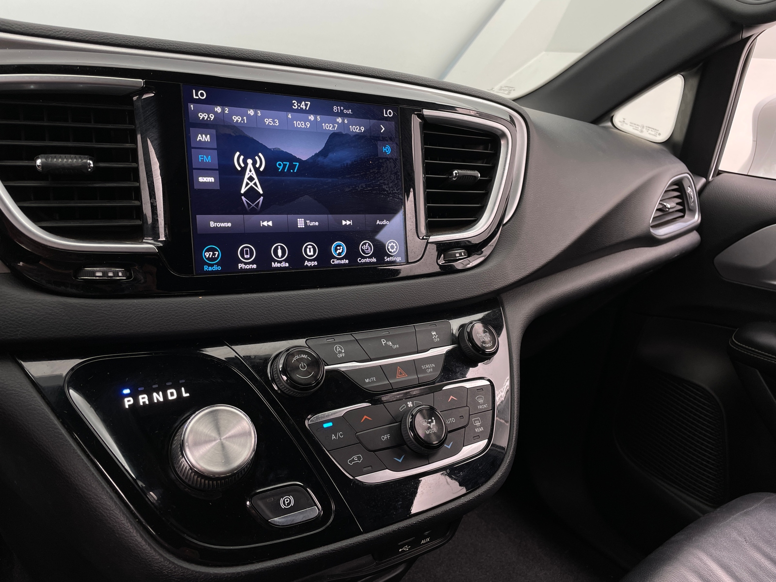 Thumbnail: 2018 Chrysler Pacifica - 3