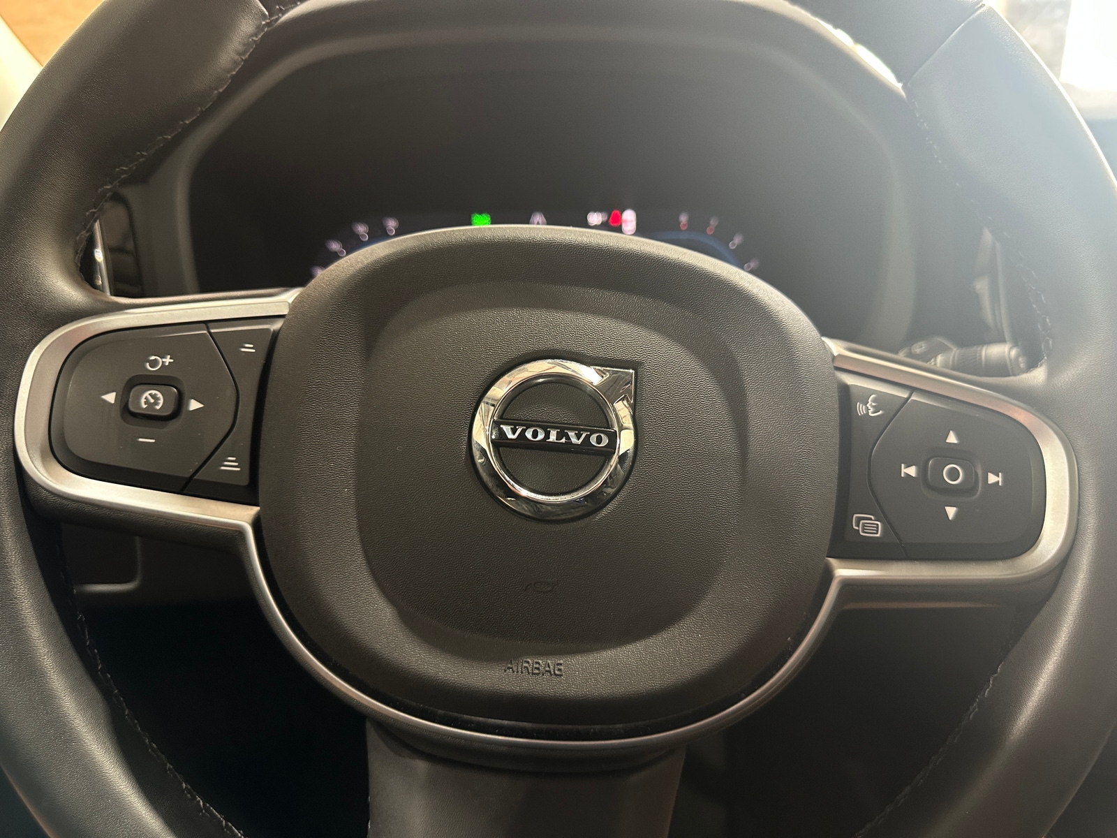 Thumbnail: 2025 Volvo XC60 - 4