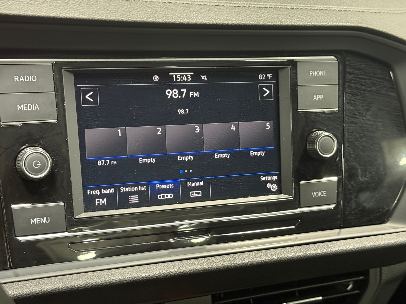 Thumbnail: 2024 Volkswagen Jetta - 4