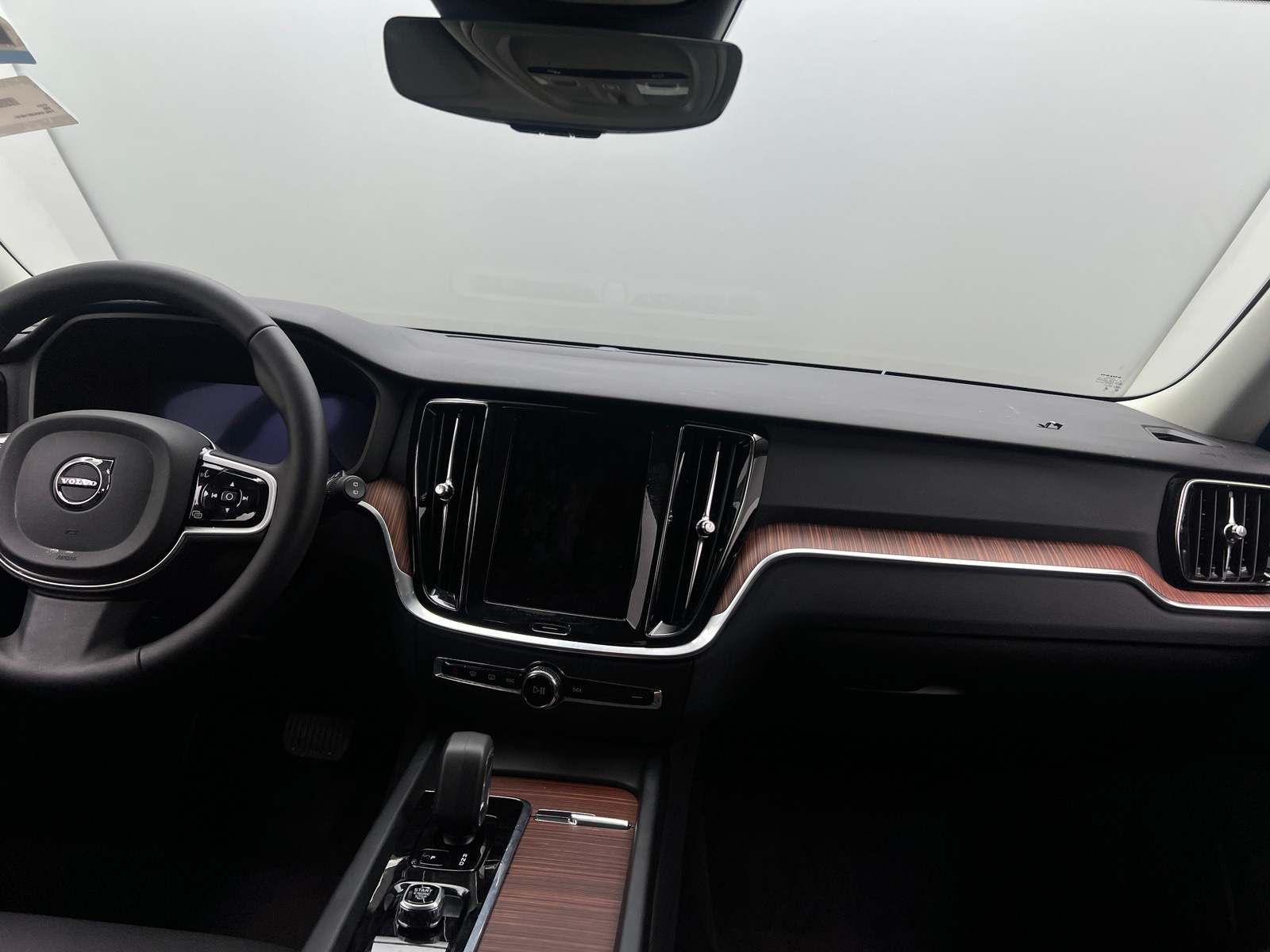 Thumbnail: 2025 Volvo V60 - 2