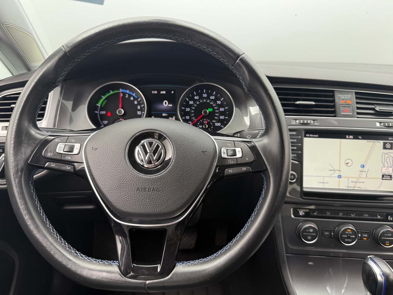 Thumbnail: 2016 Volkswagen e-Golf - 4