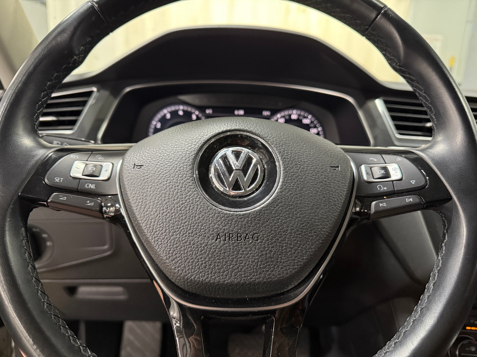 Thumbnail: 2018 Volkswagen Tiguan - 4