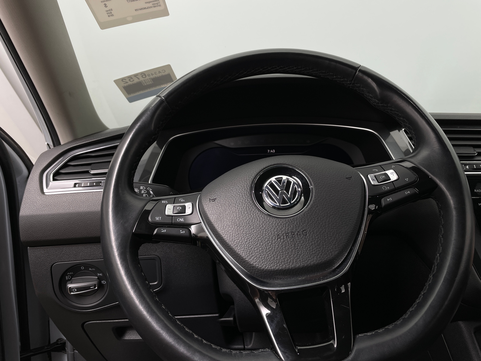 Thumbnail: 2018 Volkswagen Tiguan - 4