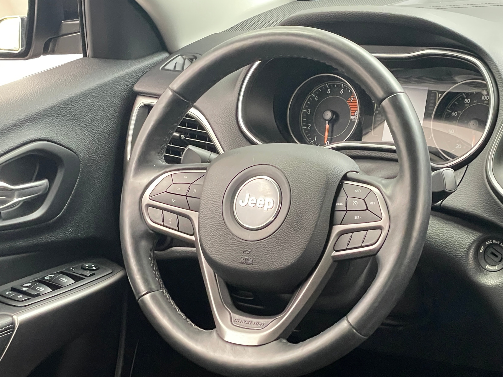 Thumbnail: 2019 Jeep Cherokee - 5