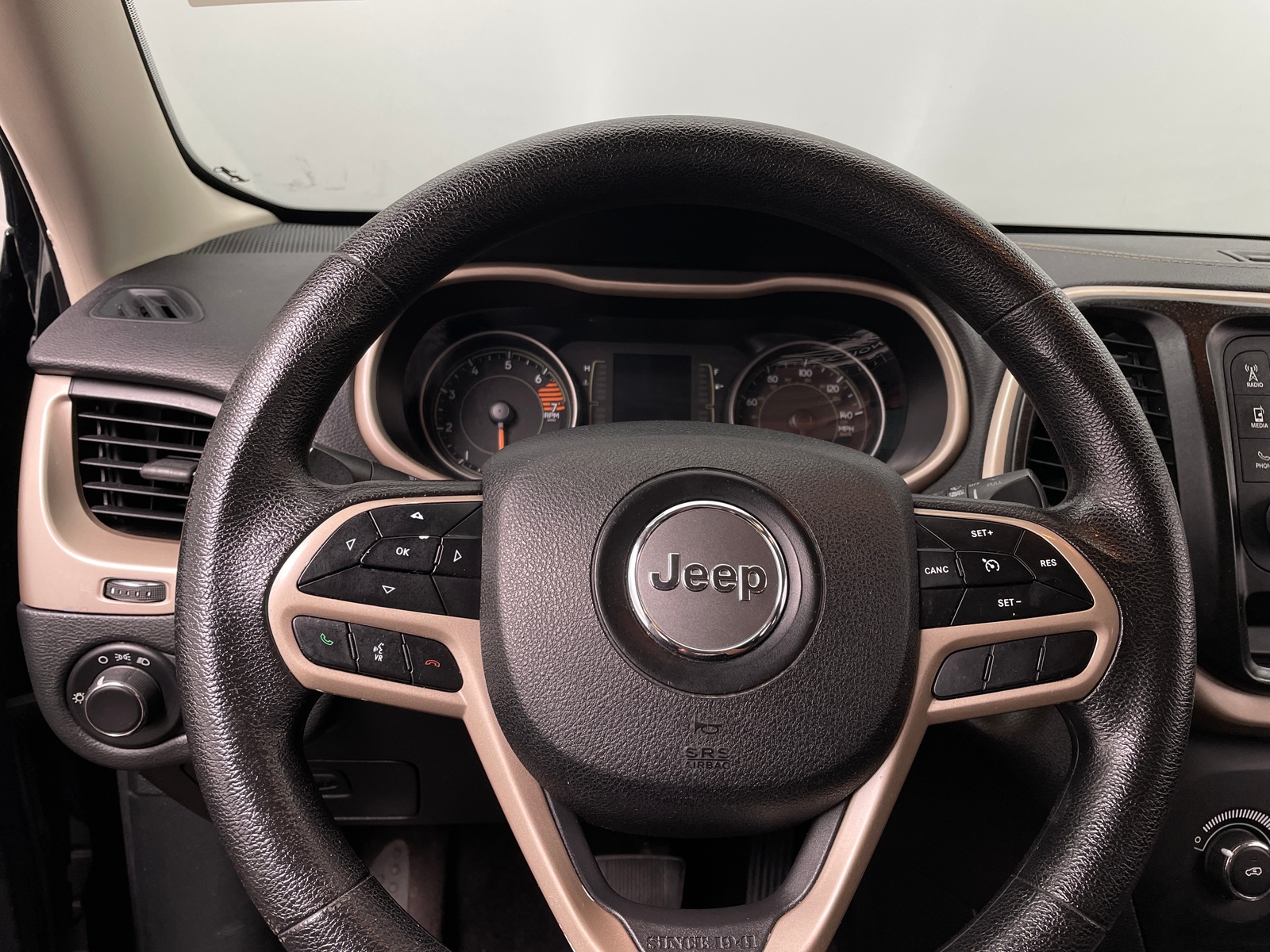 Thumbnail: 2017 Jeep Cherokee - 5