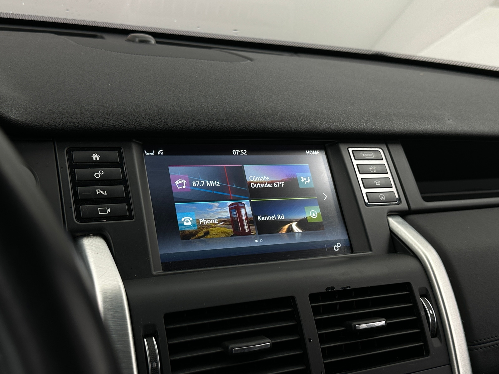 Thumbnail: 2018 Land Rover Discovery Sport - 3