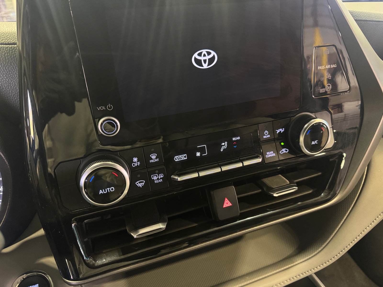 Thumbnail: 2023 Toyota Highlander - 4