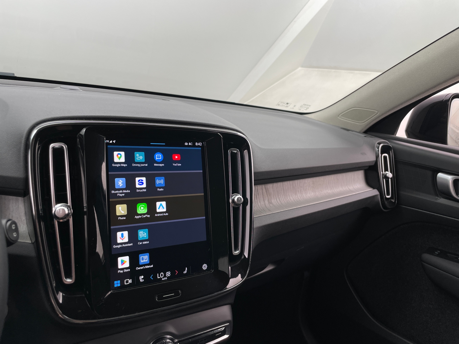 Thumbnail: 2023 Volvo XC40 - 3