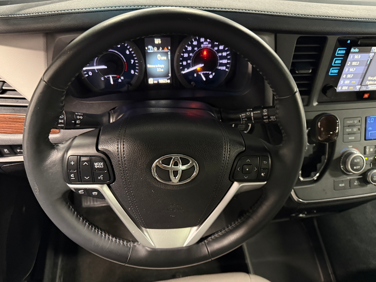Thumbnail: 2017 Toyota Sienna - 4