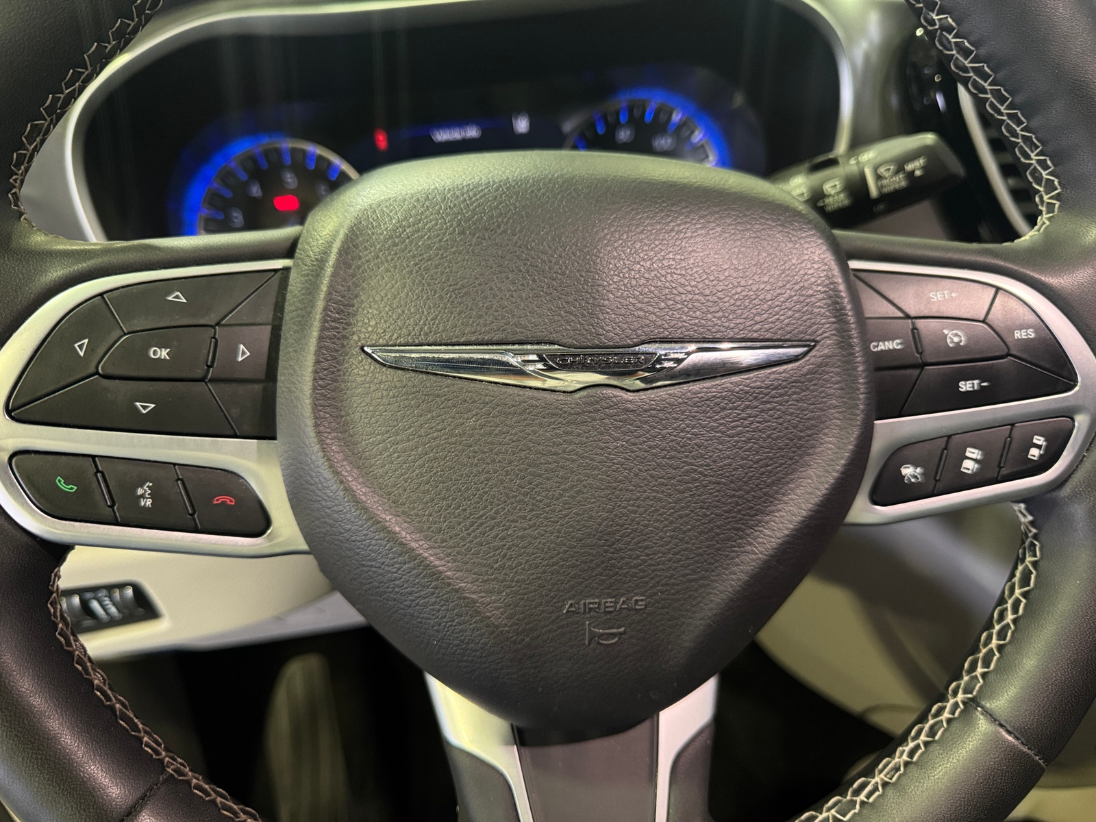 Thumbnail: 2022 Chrysler Pacifica - 4