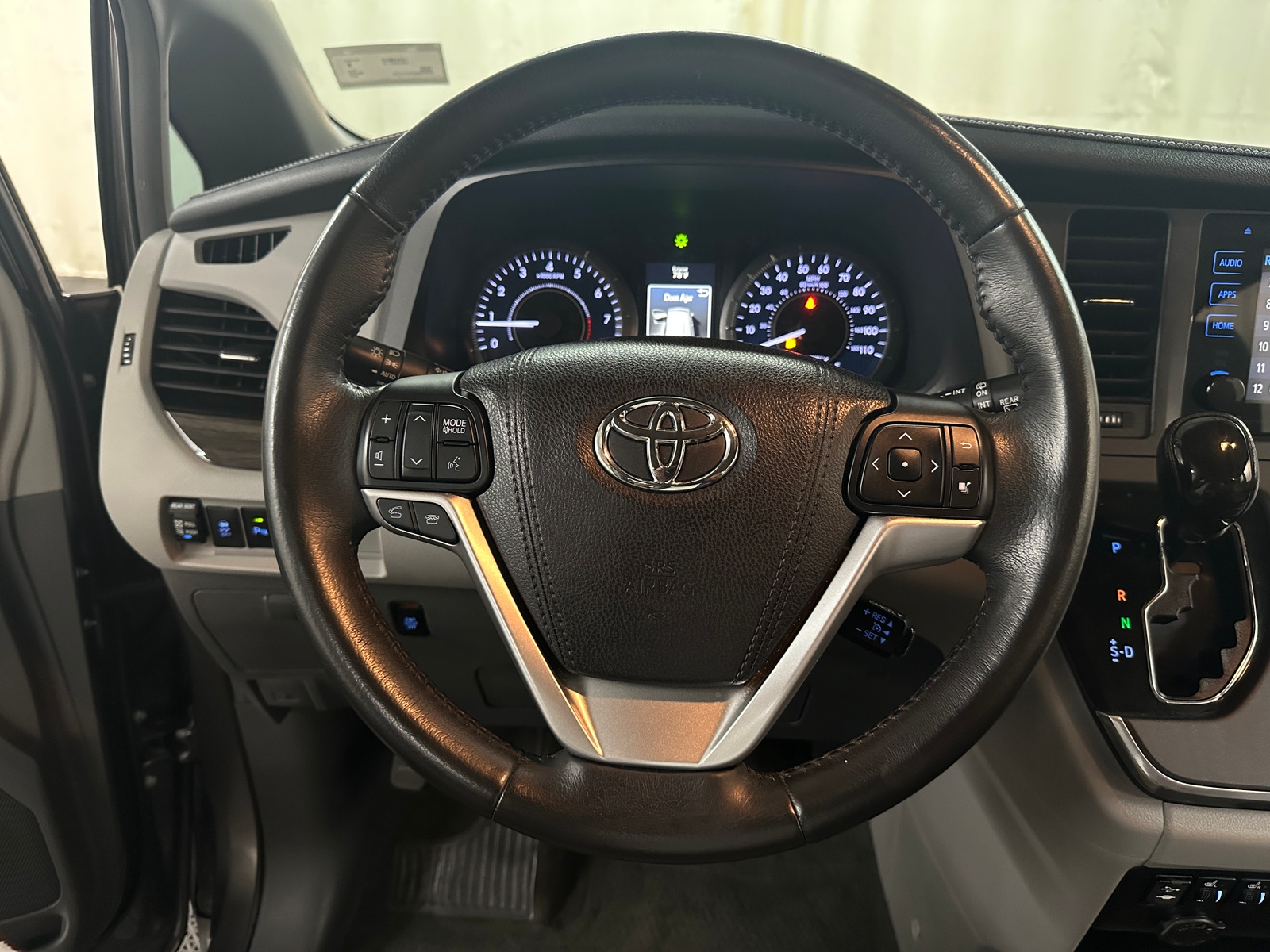 Thumbnail: 2017 Toyota Sienna - 4