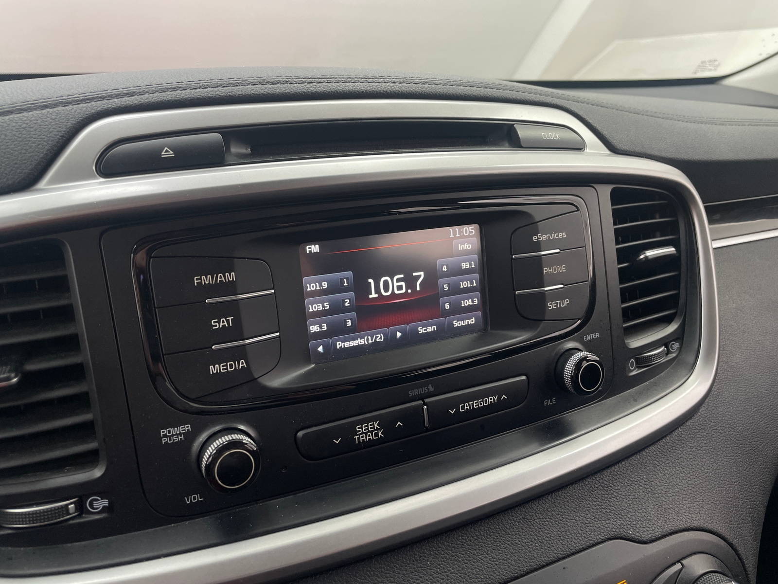 Thumbnail: 2016 Kia Sorento - 4