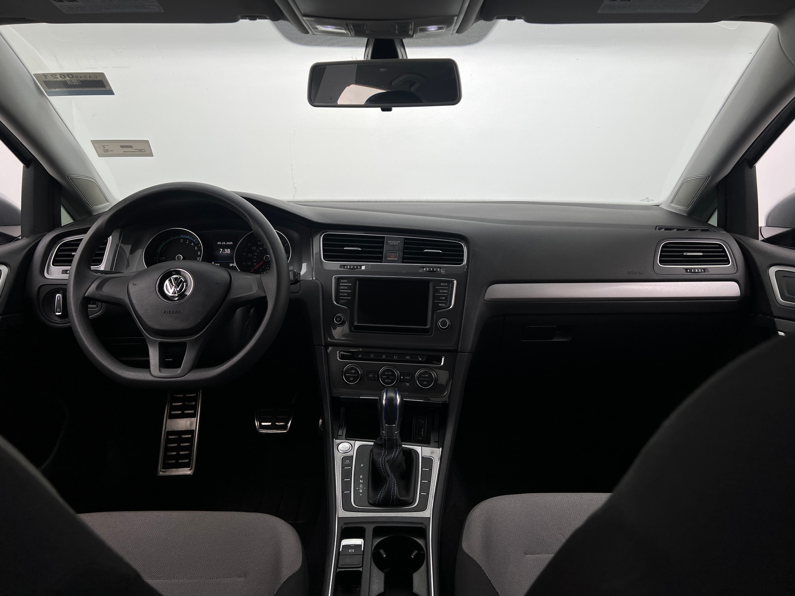 Thumbnail: 2016 Volkswagen e-Golf - 3