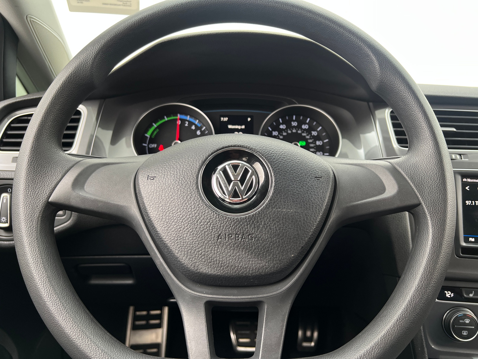 Thumbnail: 2016 Volkswagen e-Golf - 5
