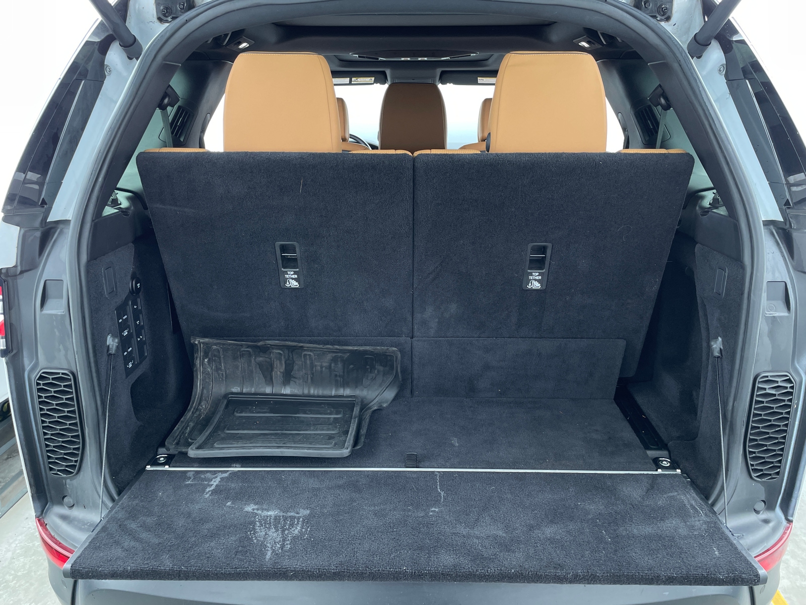 Thumbnail: 2019 Land Rover Discovery - 6