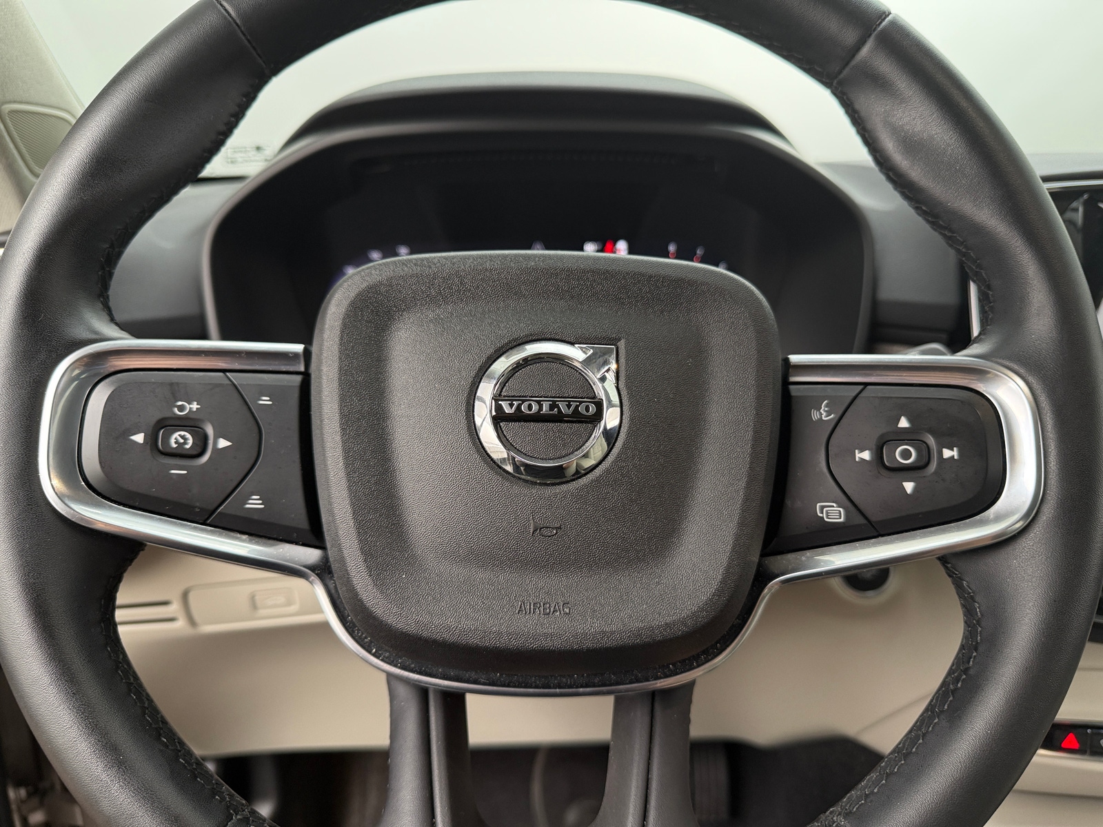 Thumbnail: 2023 Volvo XC40 - 4