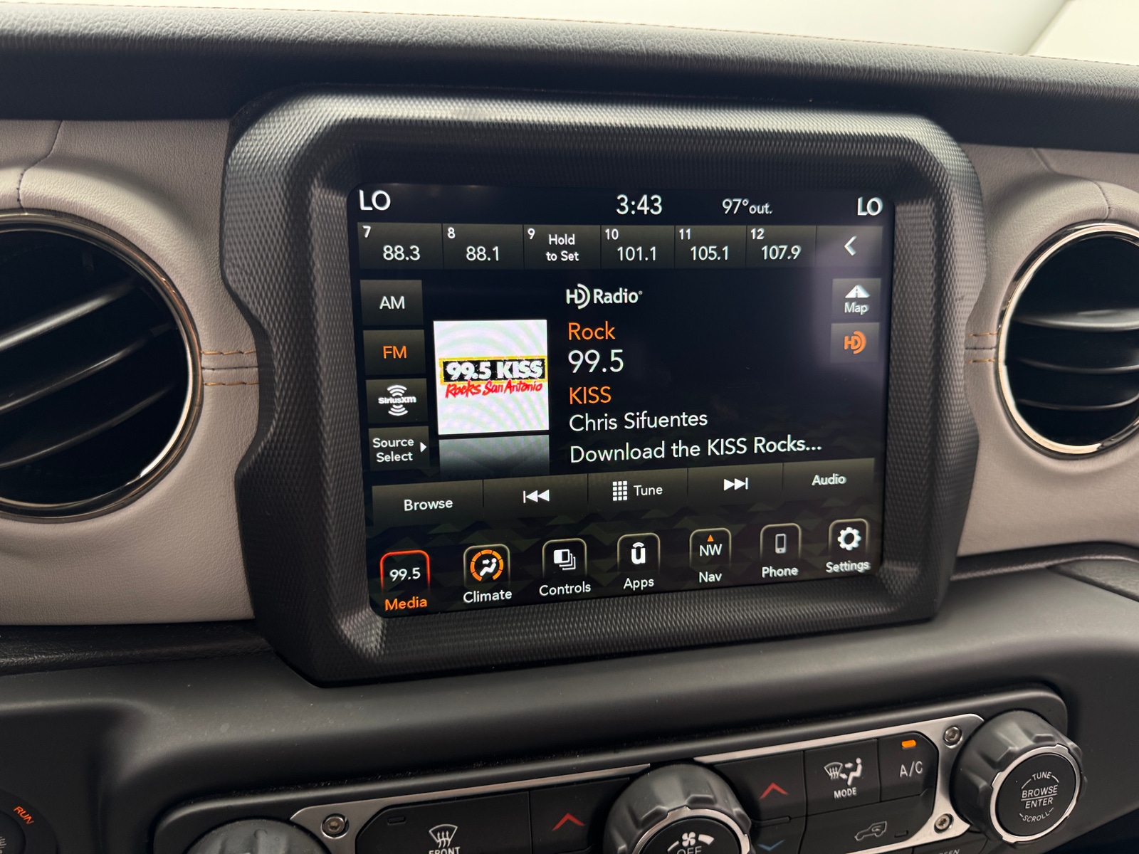 Thumbnail: 2021 Jeep Gladiator - 3