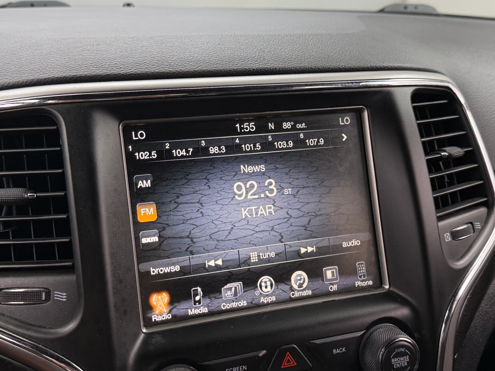 Thumbnail: 2017 Jeep Grand Cherokee - 3