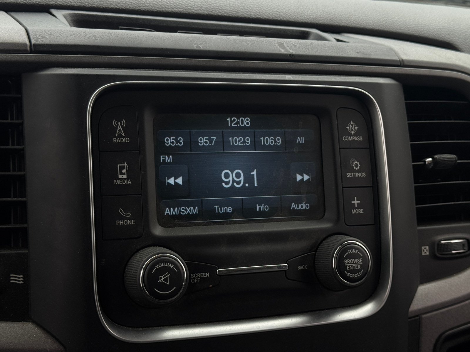 Thumbnail: 2019 RAM 1500 Classic - 4