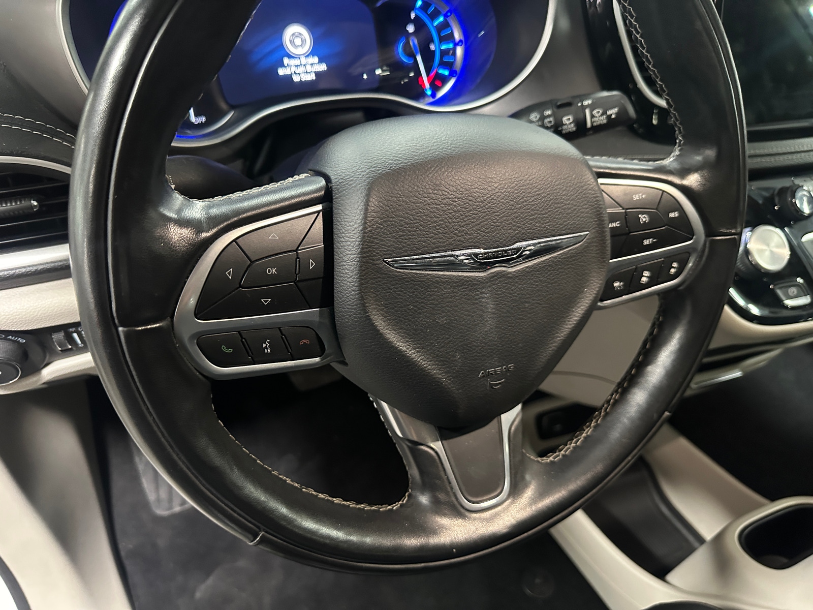 Thumbnail: 2022 Chrysler Pacifica - 4