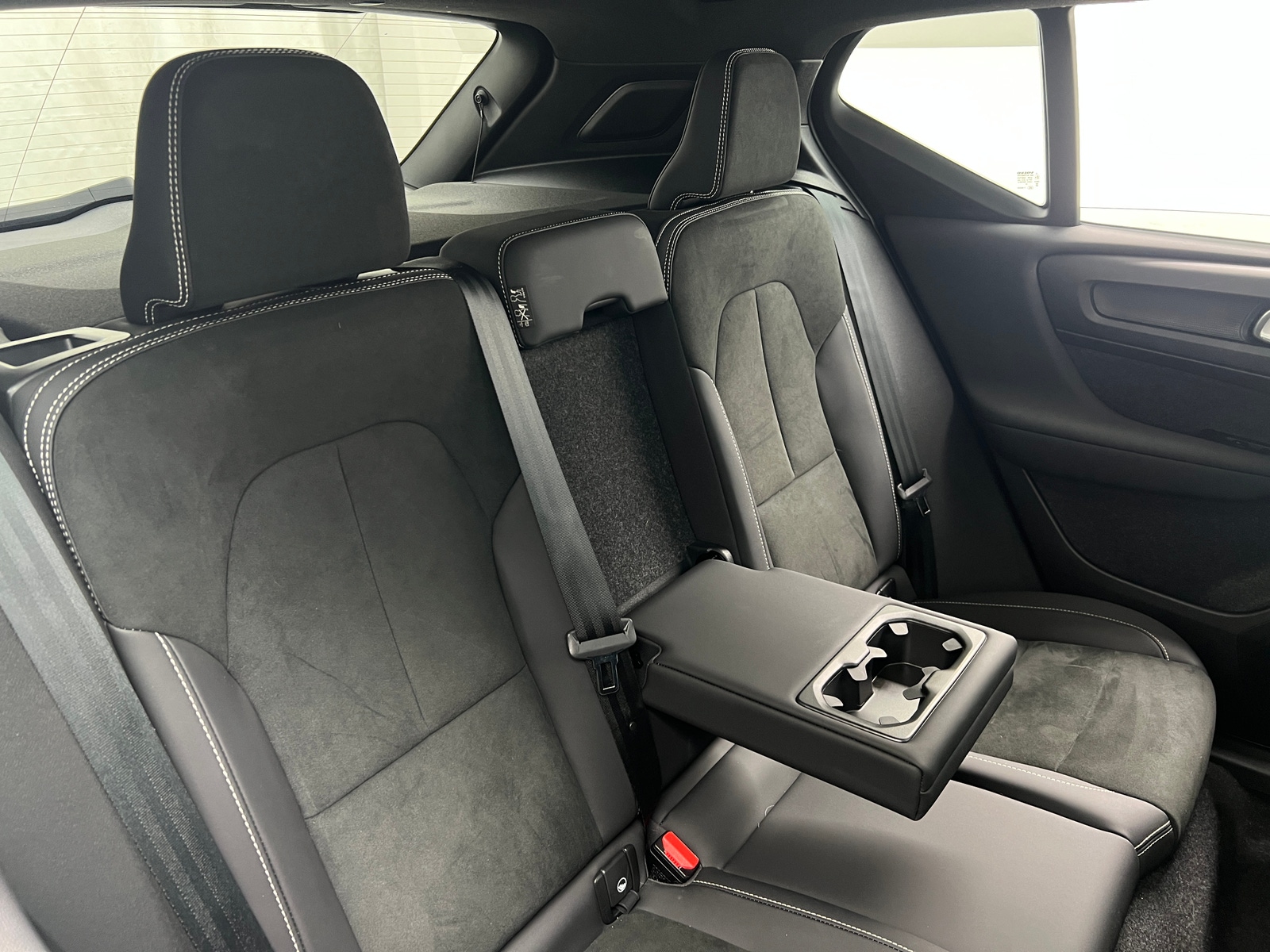 Thumbnail: 2023 Volvo XC40 - 6