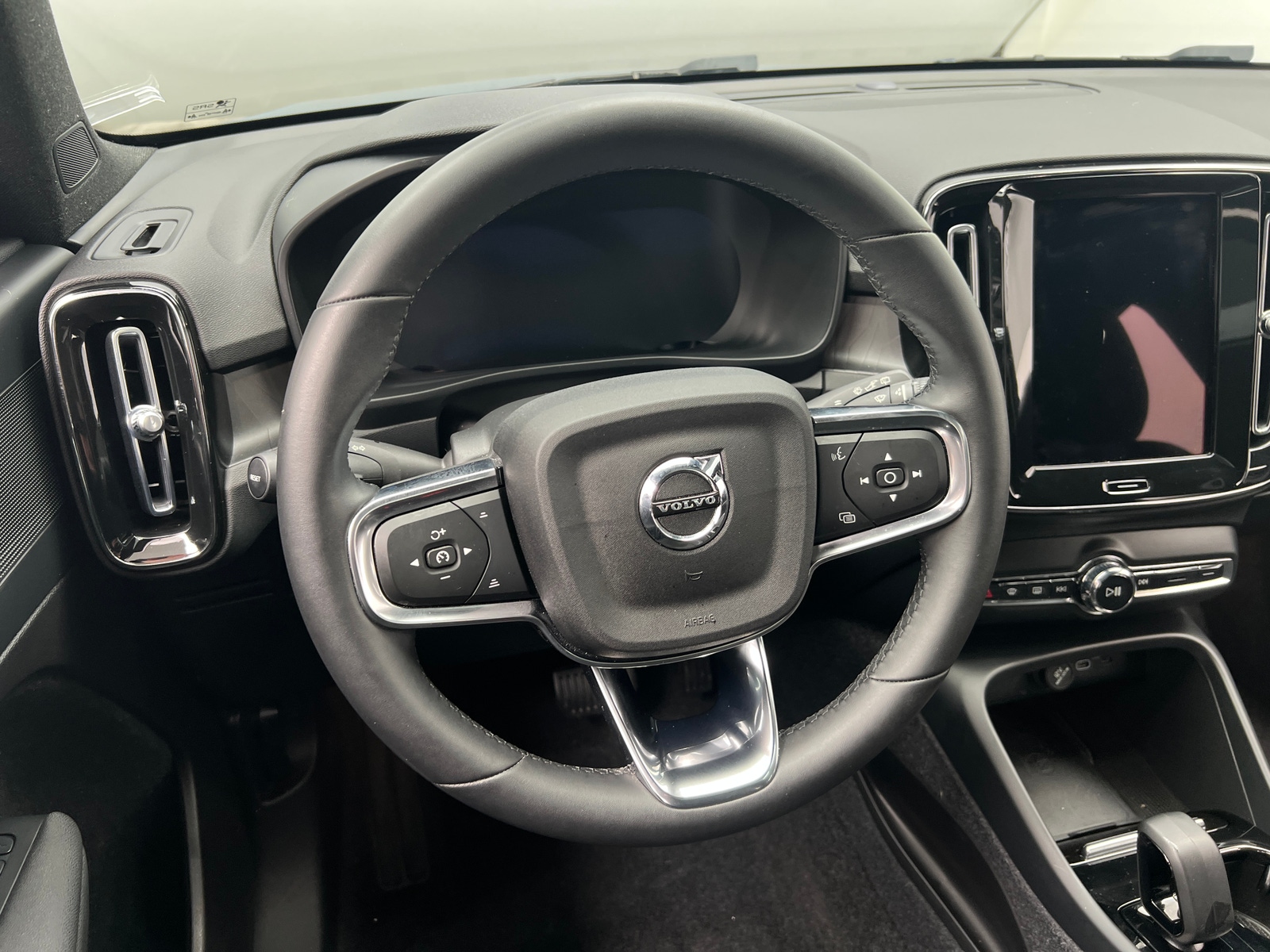 Thumbnail: 2023 Volvo XC40 - 5