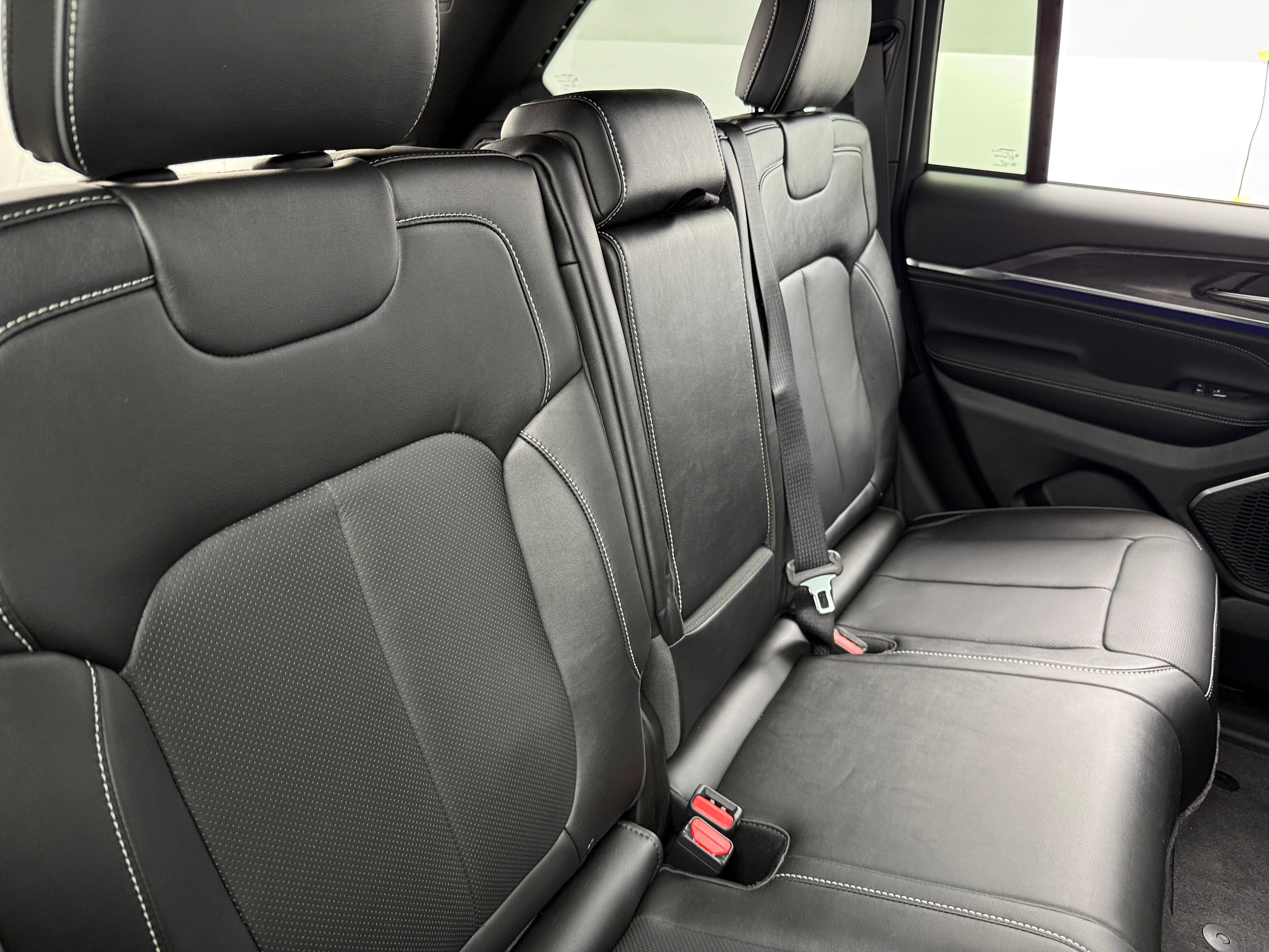 2025 Jeep Grand Cherokee Overland - Photo 4