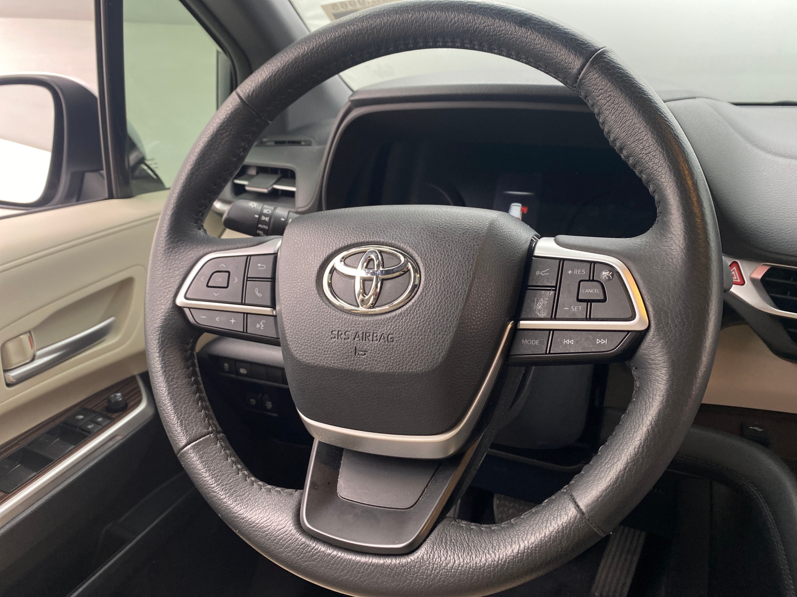 Thumbnail: 2023 Toyota Sienna - 4