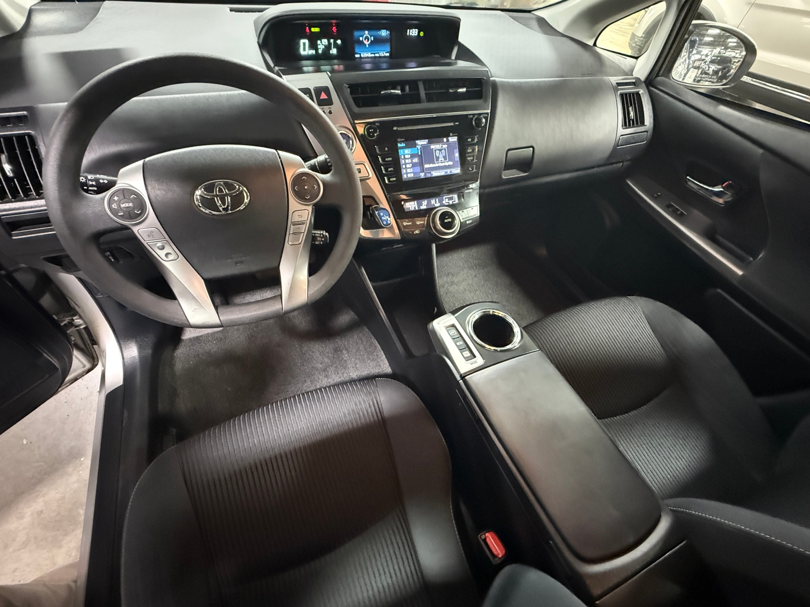 Thumbnail: 2015 Toyota Prius v - 3