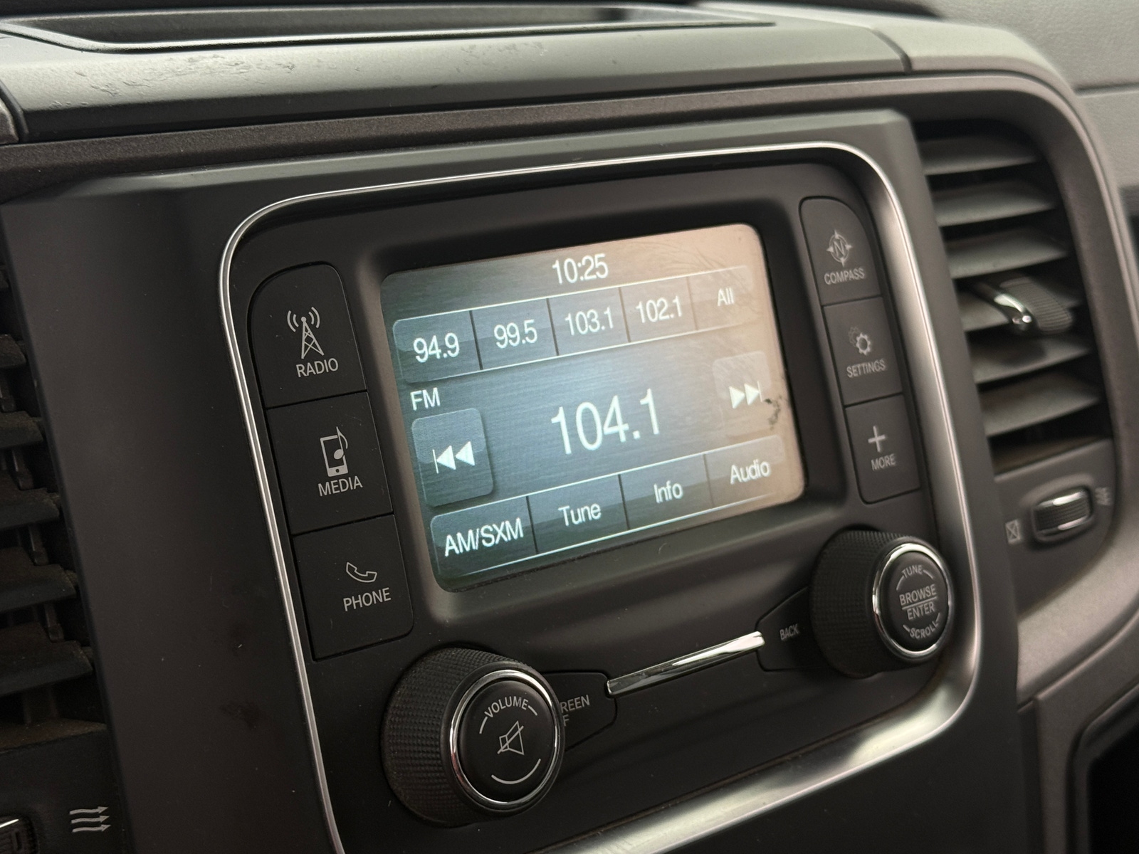 Thumbnail: 2019 RAM 1500 Classic - 3