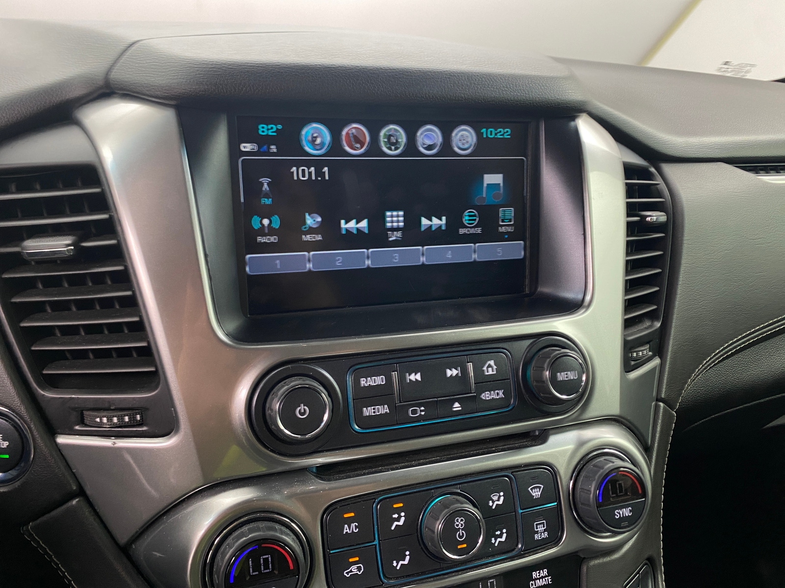 Thumbnail: 2019 Chevrolet Tahoe - 3