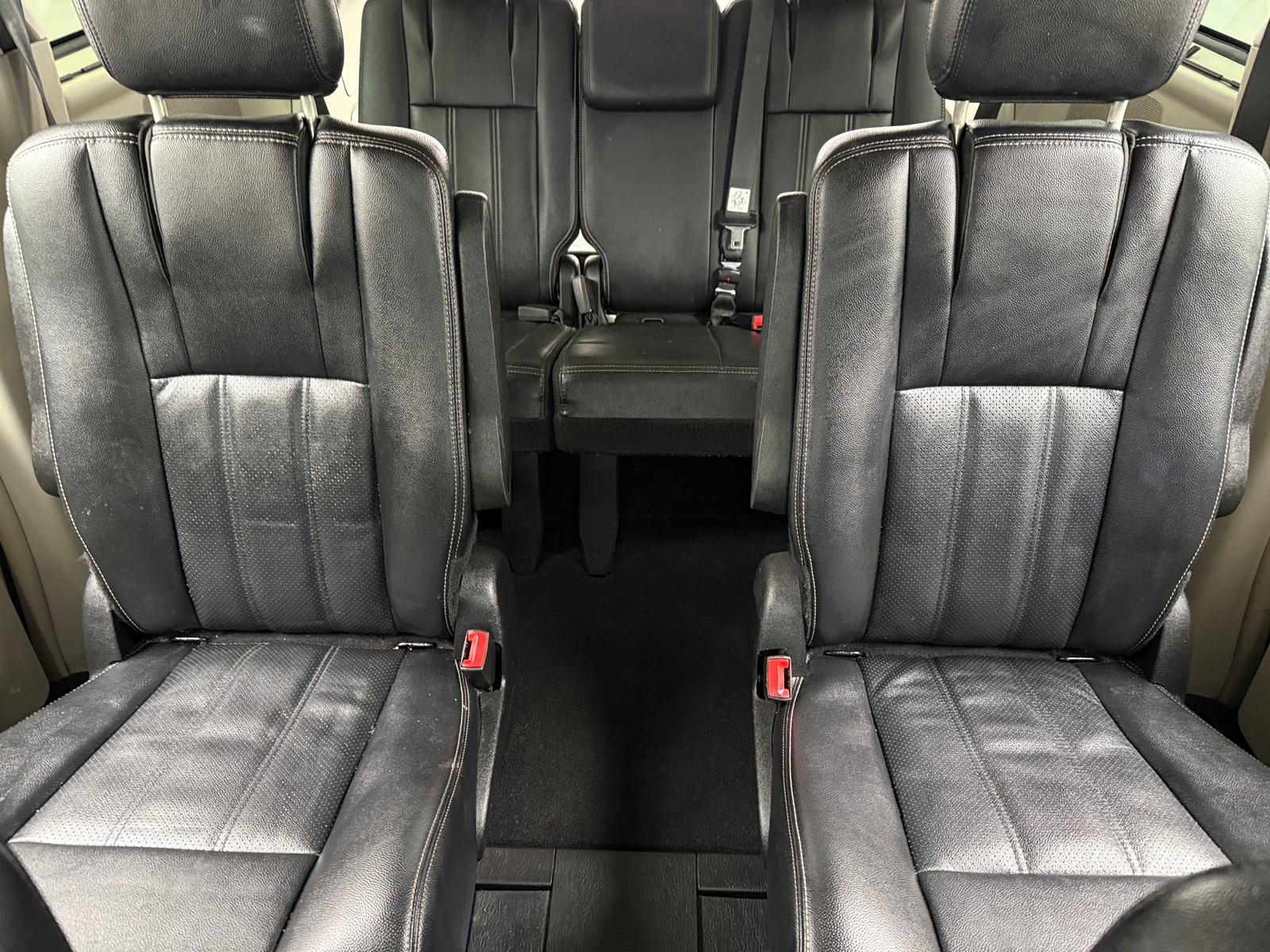 Thumbnail: 2015 Chrysler Town & Country - 5