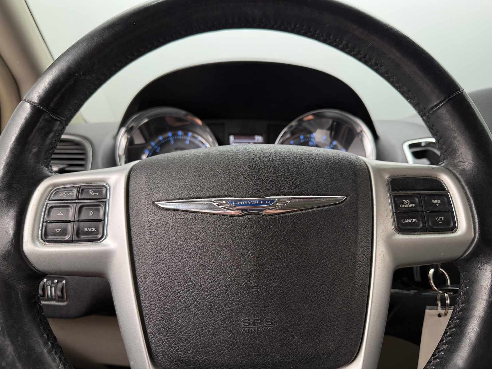 Thumbnail: 2015 Chrysler Town & Country - 4