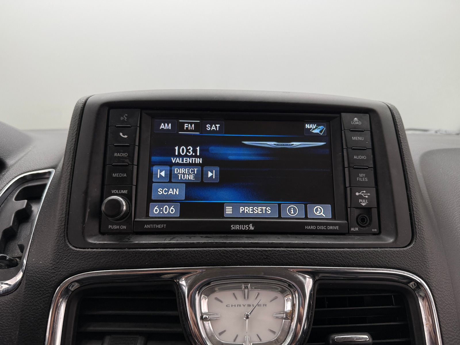 Thumbnail: 2015 Chrysler Town & Country - 3