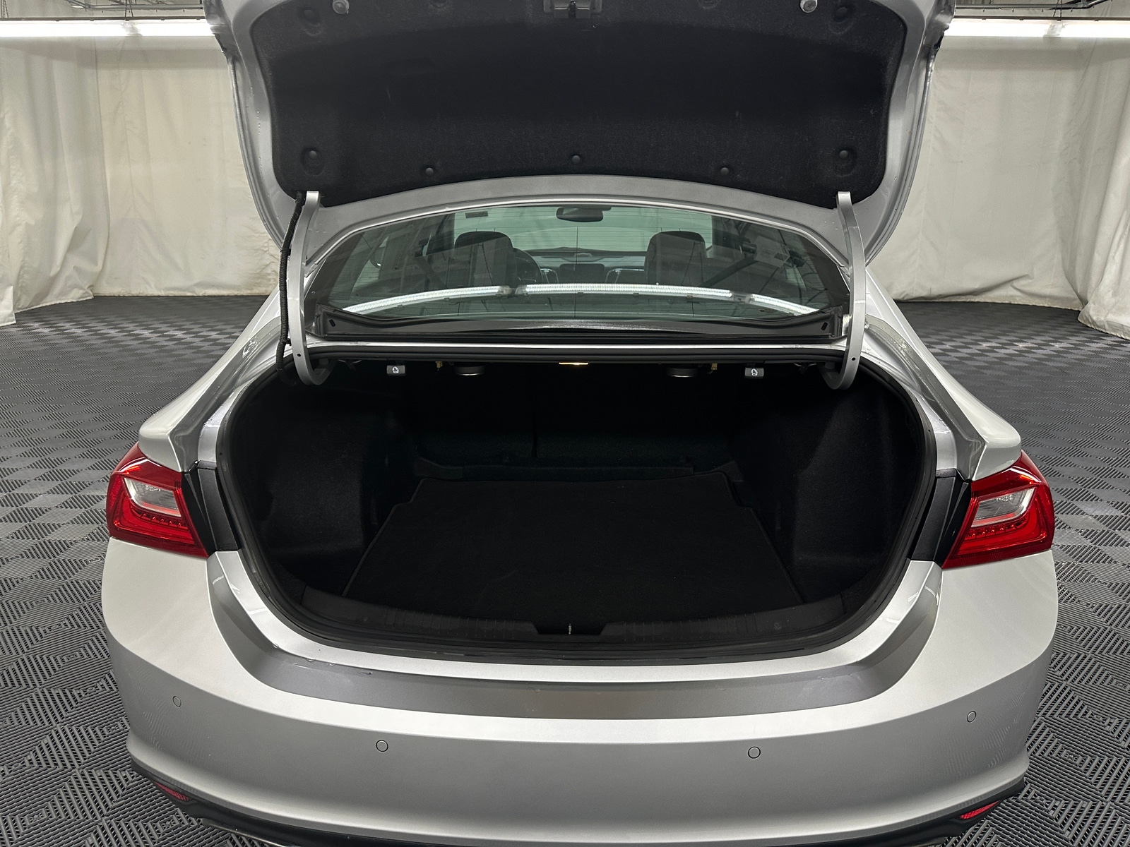 Thumbnail: 2017 Chevrolet Malibu - 6