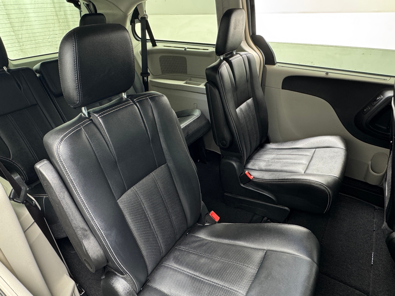 Thumbnail: 2015 Chrysler Town & Country - 5