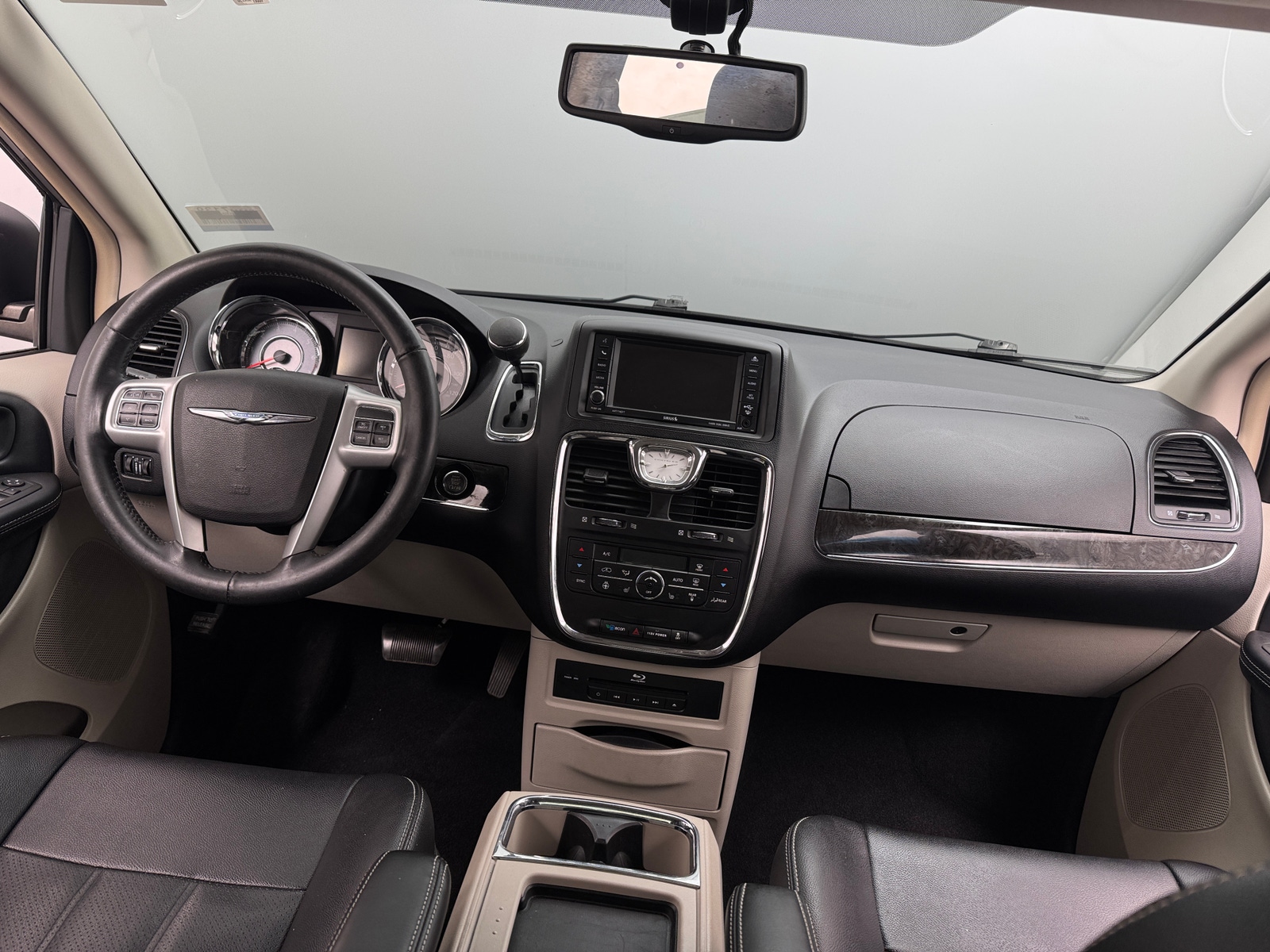 Thumbnail: 2015 Chrysler Town & Country - 2