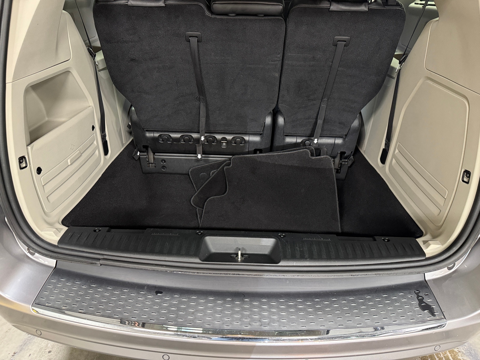 Thumbnail: 2015 Chrysler Town & Country - 6