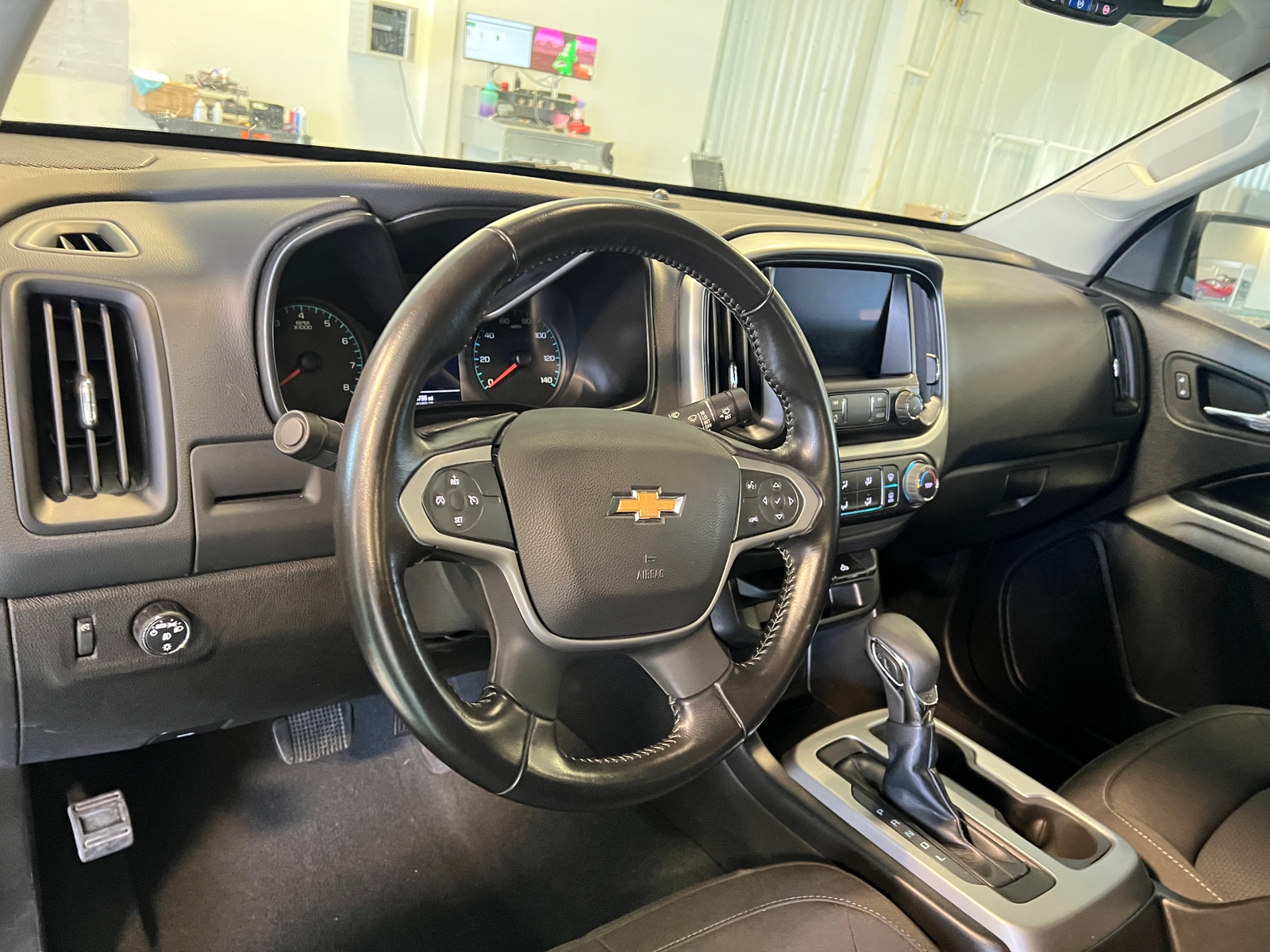 Thumbnail: 2022 Chevrolet Colorado - 3