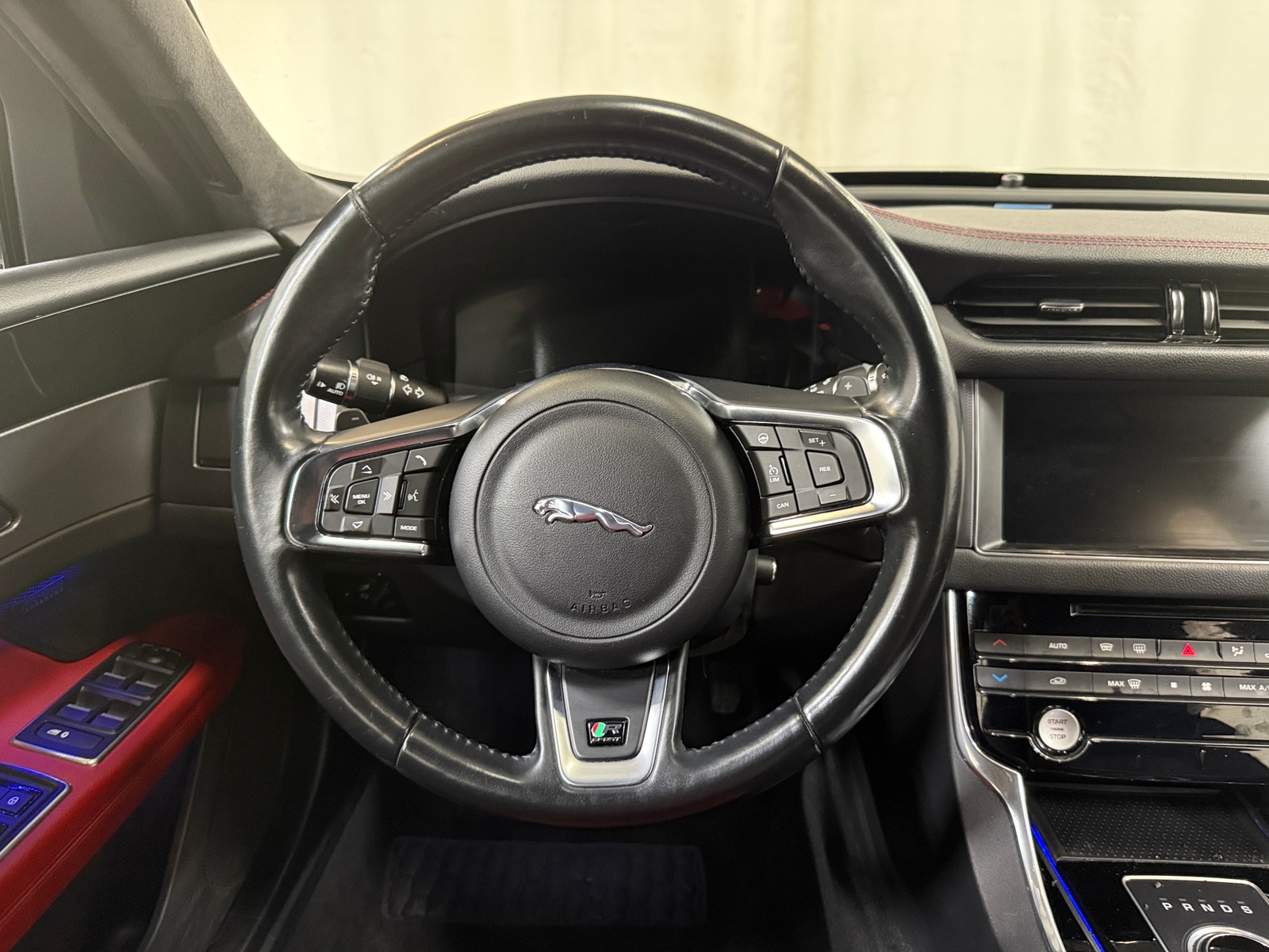 Thumbnail: 2017 Jaguar XF - 4