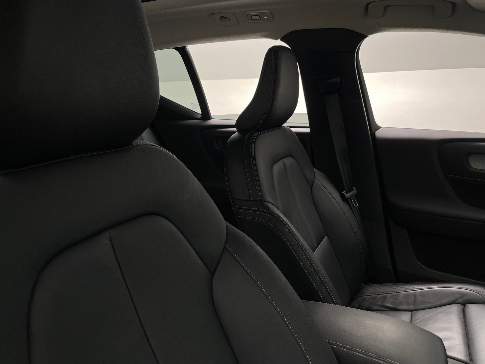 Thumbnail: 2023 Volvo XC40 - 2