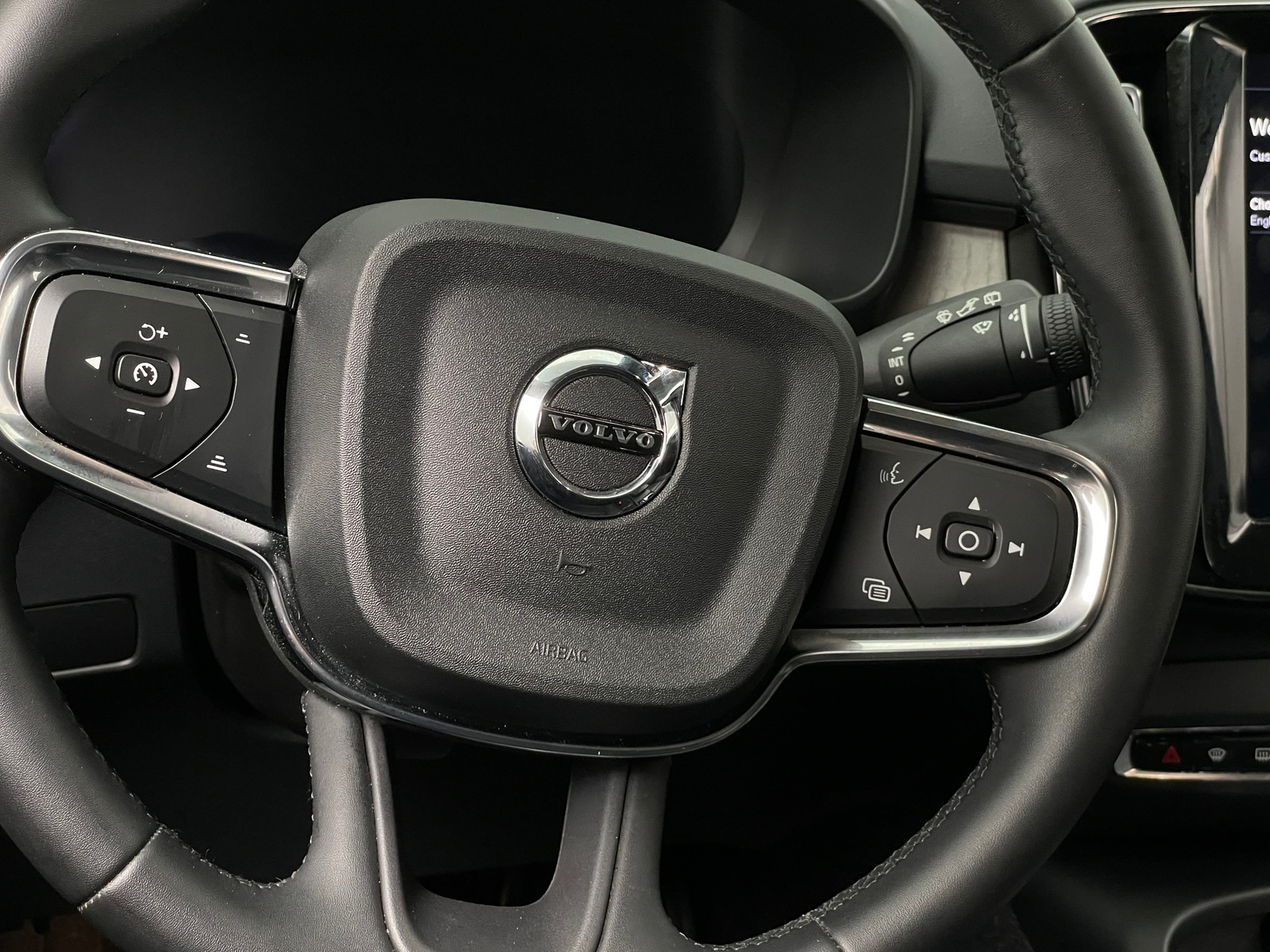 Thumbnail: 2023 Volvo XC40 - 5
